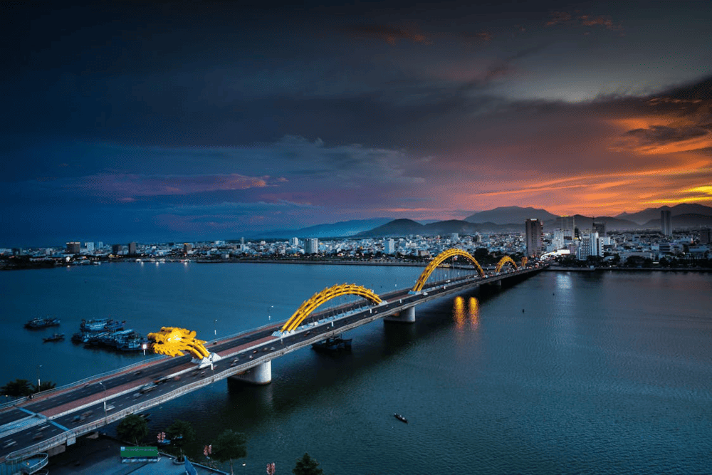 The Dragon Bridge dazzles at night with its ever-changing colors (Source: Pexels)